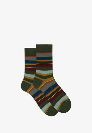 Calzini verdi con strisce orizzontali in blu, marrone chiaro, bordeaux e grigio. Realizzati in tessuto lavorato a maglia testurizzato con punta e tallone rinforzati.