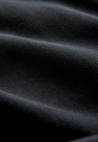 Material negru cu o textură netedă, prezentând cute subtile. Modelul țesăturii este fin și uniform, reflectând o strălucire delicată.