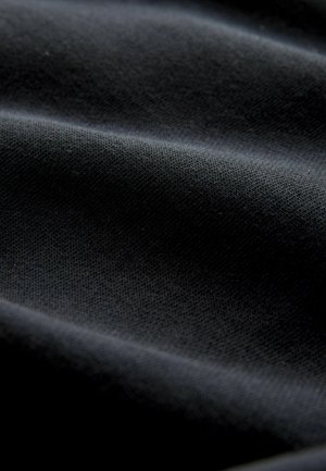 Schwarzer Stoff mit glatter Textur, zeigt subtile Falten. Das Webmuster ist fein und gleichmäßig und reflektiert einen sanften Glanz.