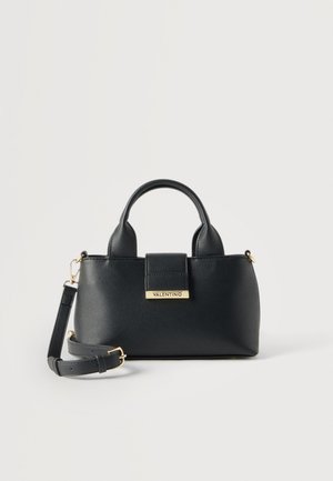 Borsa Valentino nera in pelle con trama, manici superiori, tracolla removibile e targhetta con logo color oro sulla patta frontale.