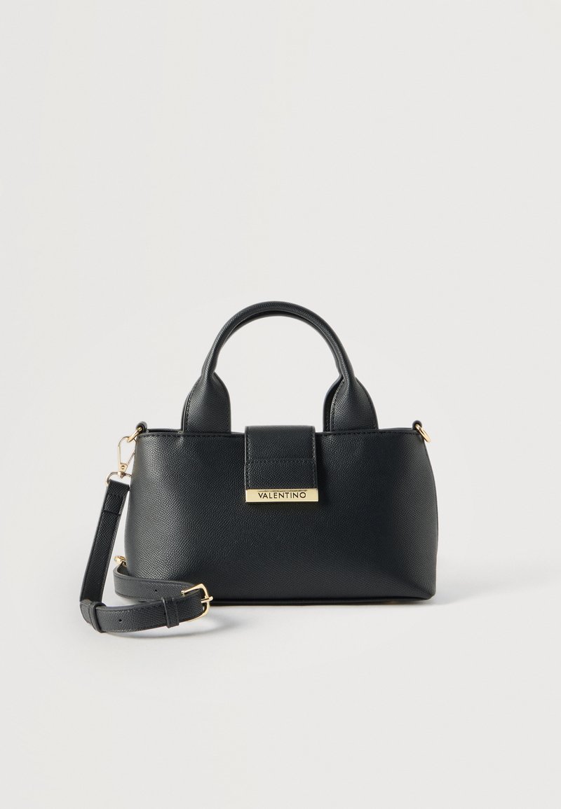 Μαύρη τσάντα χειρός Valentino με υφή δέρματος, κορυφαίες λαβές, αφαιρούμενο ιμάντα ώμου και πλακέτα με λογότυπο σε χρυσό τόνο στο μπροστινό καπάκι.