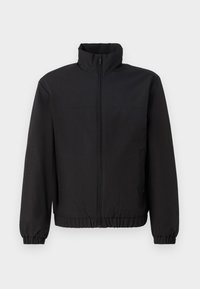 Sort jakke med høj krave, frontlynlås, elastiske manchetter og linning. Glat tekstur, enkelt design uden mønstre eller accenter.
