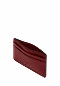 Porta carte in pelle rossa con finitura strutturata, dotato di più scomparti per carte e orlo cucito. Marchio impresso sul davanti.