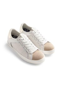 Sneaker bianchi con punta in suede taupe, dettagli argentati e tessuto testurizzato. Presentano un design con lacci e una fodera interna a righe.