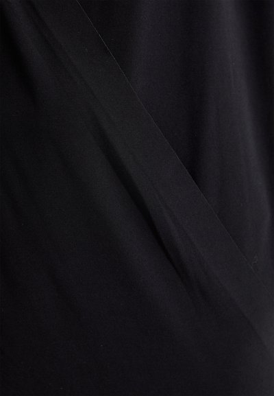 Zwarte stof met een gladde, matte textuur en een diagonale plooi. Het materiaal lijkt licht van gewicht en licht elastisch.