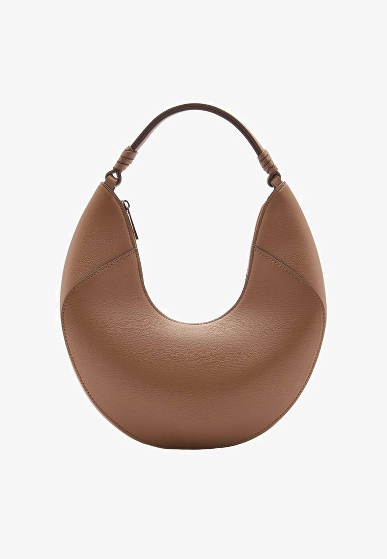 Sac à main en cuir marron en forme de croissant avec une poignée incurvée unique et une fermeture éclair sur le dessus.