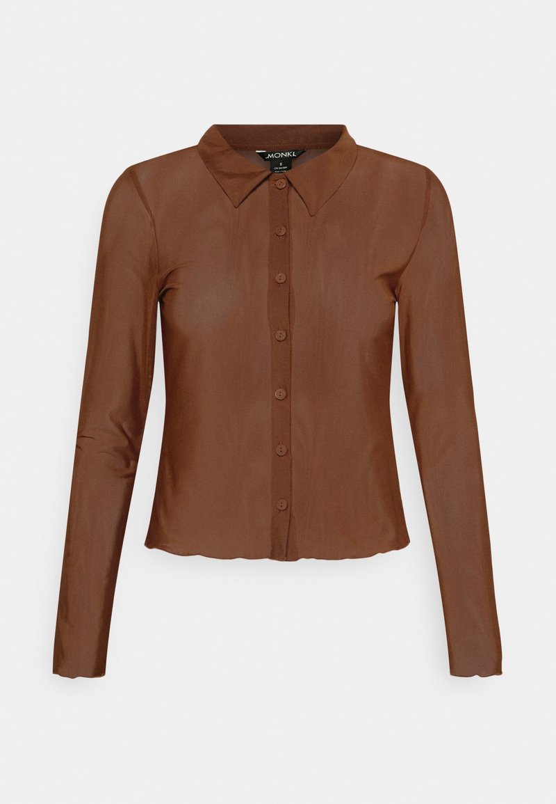 Chemise marron à manches longues, boutonnée, col, coupe slim et tissu légèrement transparent sur fond blanc.
