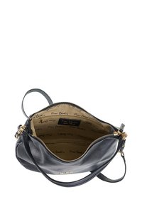 Borsa a tracolla nera in pelle con esterno testurizzato, hardware dorato e chiusura con zip. L'interno presenta una fodera in tessuto chiaro con un marchio ripetuto.