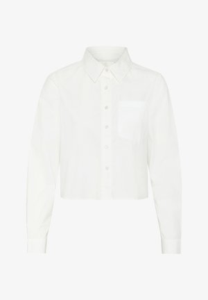 Afskåret hvid skjorte med lange ærmer, spidse krave og en enkelt brystlomme; lavet af glat bomuldsstof.