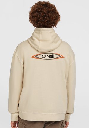 Sudadera beige con capucha ajustable, que presenta un logo negro y naranja en la parte posterior. Fabricada en tela suave, con puños y dobladillo acanalados.