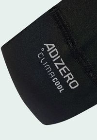 Černý sportovní rukáv s hladkým materiálem, šitými okraji a reflexním stříbrným logem s nápisem "ADIZERO ClimaCool."