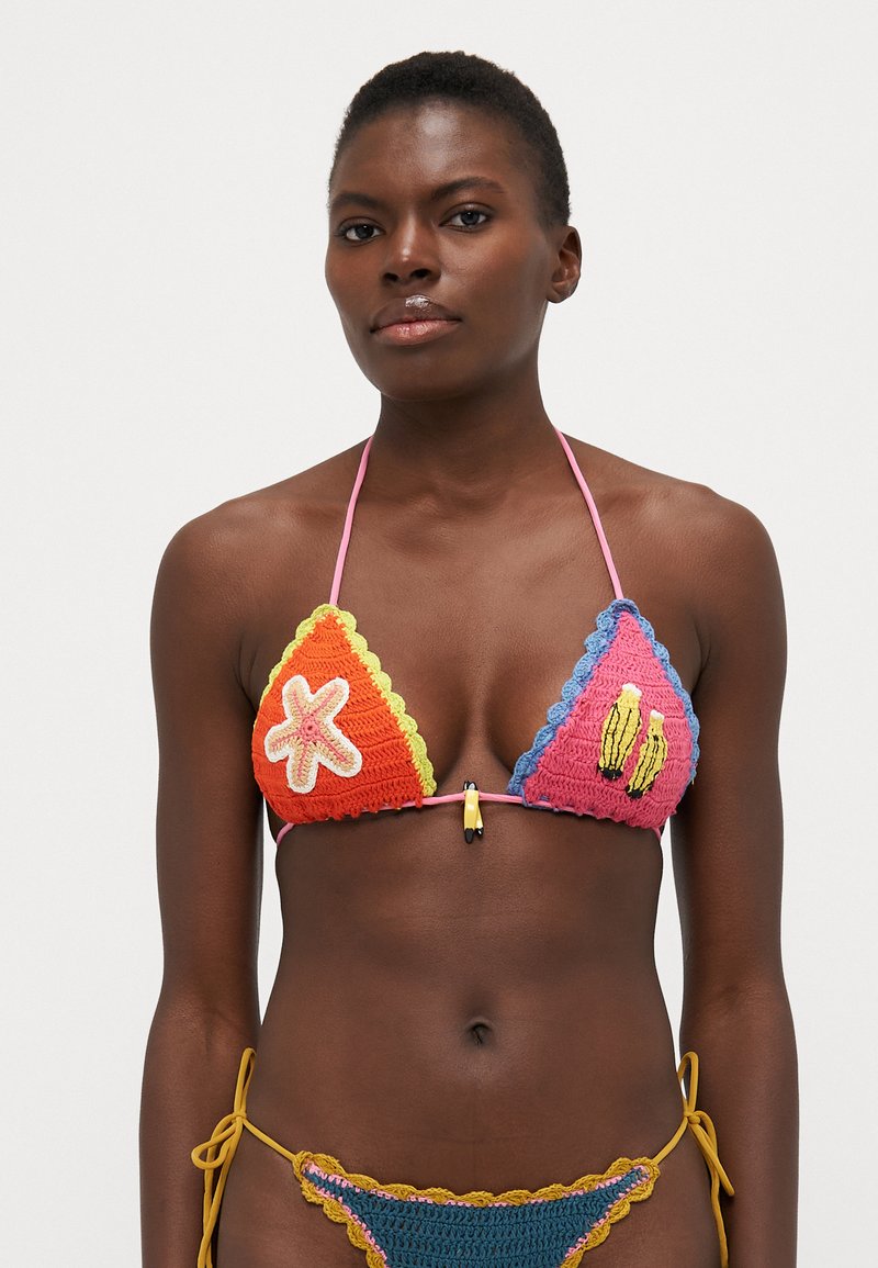Heklede bikini topp med trekanter, multikolorert kopper med bølgete kanter og dekorative mønstre. Snøring i nakken og på ryggen i pastellrosa.