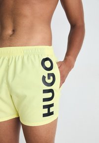 HUGO ABAS - Plaukimo šortai - light/pastel yellow