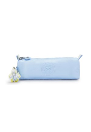 Trousse rectangulaire bleu clair avec fermeture éclair, patch logo circulaire, et un petit porte-clés singe gris attaché à la tirette.
