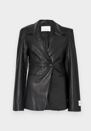 Sort læderblazer med skræddersyet design, enkeltknapslukning, hakkede revers og mærkedetaljer på venstre manchet.