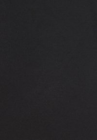 Svart tyg, slät textur, enhetlig utseende utan mönster. Lätt och flexibel, lämplig för olika klädesplagg.