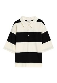Polo à rayures noir et blanc avec un col classique, trois boutons et des manches courtes. Tissu doux avec une texture lisse.