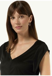 Schwarzes Kurzarmshirt mit V-Ausschnitt-Design, das eine glatte Textur und dezente Nähte entlang des Ausschnitts aufweist.