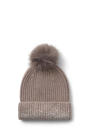 Cappello di lana beige con un grande pompon in pelliccia sintetica sulla parte superiore e un risvolto decorato con paillettes scintillanti nella parte inferiore.