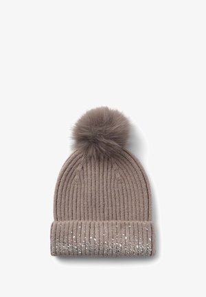 Cappello di lana beige con un grande pompon in pelliccia sintetica sulla parte superiore e un risvolto decorato con paillettes scintillanti nella parte inferiore.
