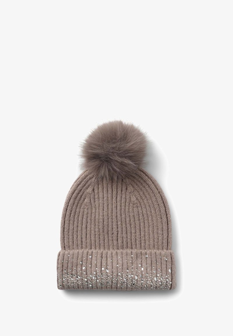 Cappello di lana beige con un grande pompon in pelliccia sintetica sulla parte superiore e un risvolto decorato con paillettes scintillanti nella parte inferiore.