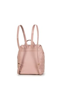 Mochila rosa acolchada con correas ajustables, patrón de corazones texturizado y un asa en la parte superior para mayor versatilidad. Fabricada con material sintético.