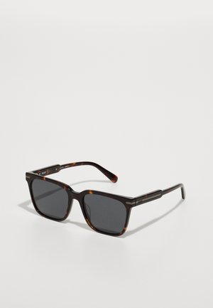 Ochelari de soare pătrați cu rame din plastic cu model țestoasă, cu lentile închise la culoare și accente elegante de gri pe brațe. Design ușor.