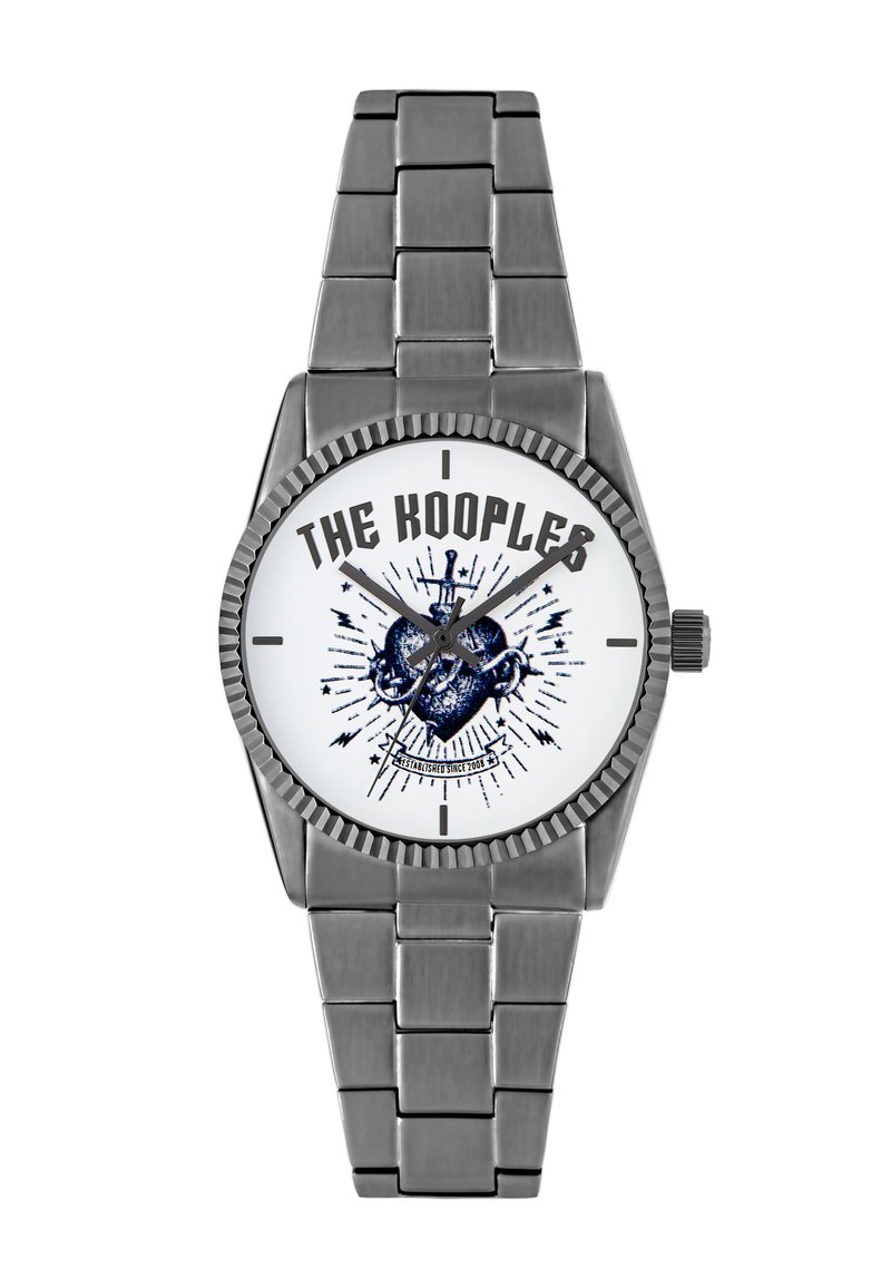 Reloj de acero inoxidable con una carátula blanca redonda, que presenta un diseño gráfico de un corazón y una espada, texto negro y un bisel texturizado.