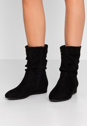 Enkellaarsjes met sleehak - black