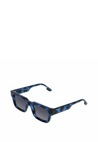Gafas de sol de montura cuadrada con un patrón veteado en azul y negro y lentes de color oscuro, sobre un fondo blanco.