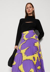 RICH MNISI SCRAMBLE SKIRT - Πλισέ φούστα - purple/yellow