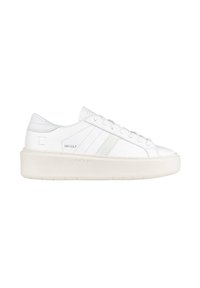 Hvide lædersneakers med en tyk, cremefarvet platformssål, der har tre tonale striber på siderne og snørebånd fortil.