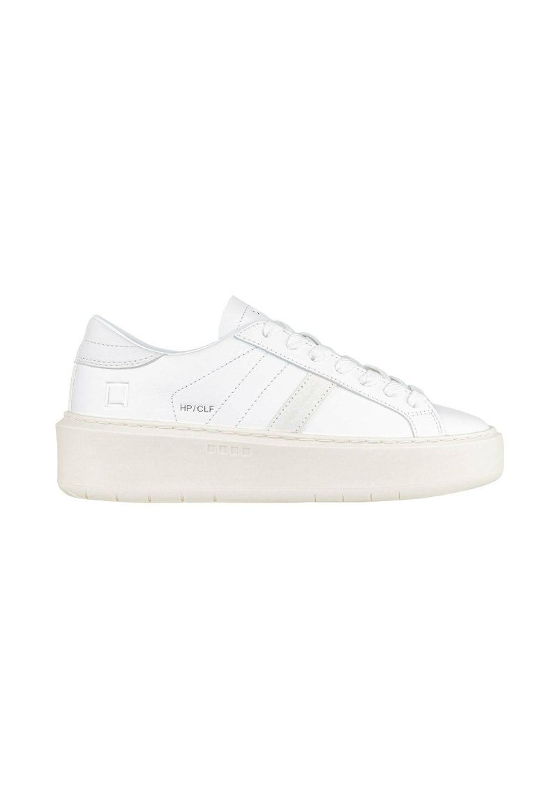 Hvide lædersneakers med en tyk, cremefarvet platformssål, der har tre tonale striber på siderne og snørebånd fortil.