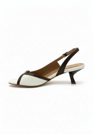 Chaussure slingback blanche et marron foncé à bout ouvert avec petit talon kitten et bride à boucle sur fond blanc.