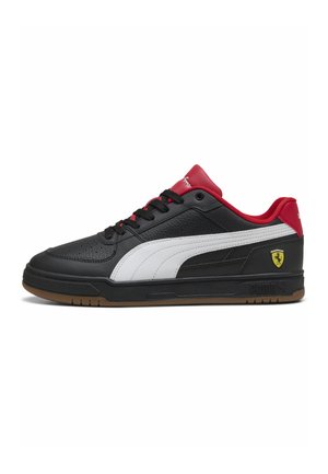 Sort sneaker med lavt snit med hvid Puma-stribe, rød inderforing og tunge, brun sål og Ferrari-logo på hælsiden.