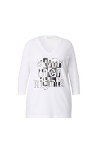 Witte V-hals T-shirt met driekwartmouwen, met metallic zwarte en zilveren tekst die "zomernachten" in verschillende typografie weergeeft.
