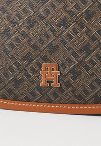 Tommy Hilfiger MONOPLAY SADDLE BAG - Cross body bag - black