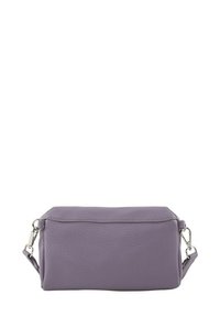 Borsa cosmetica in pelle viola con finitura testurizzata, forma rettangolare e tracolla regolabile. Presenta dettagli in metallo argento.
