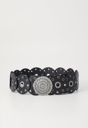 Sort læderbælte med cirkulære udskæringer og sølvhardware. Har en dekorativ præget metalmedaillon i centrum.