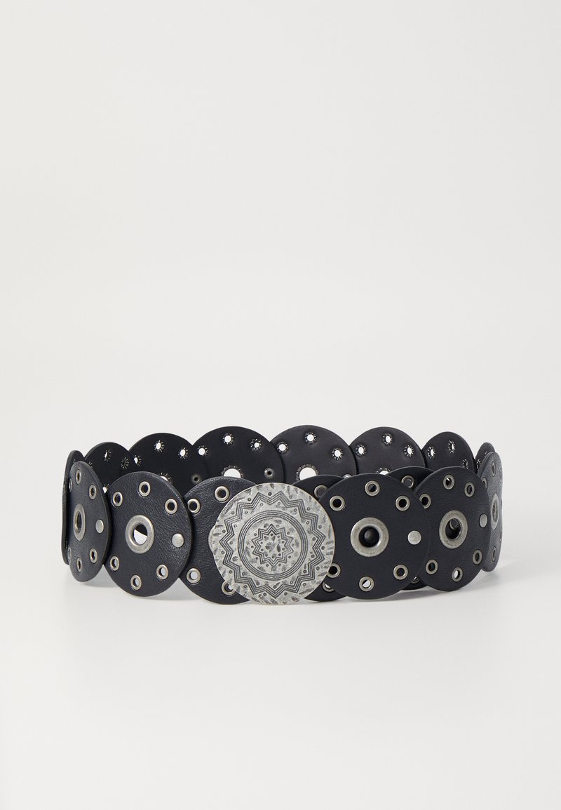 Melnas ādas josta ar apaļiem izgriezumiem un sudraba rokturīšiem. Tam ir dekoratīvs reljefs metāla medaļons centrā.