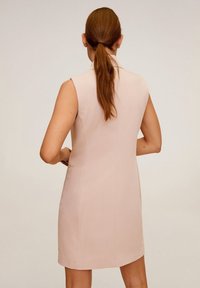 Ärmelloses, hellrosa Kleid mit taillierter Passform. Verfügt über einen hohen Kragen, eine glatte Textur und dezente Seitentaschen.