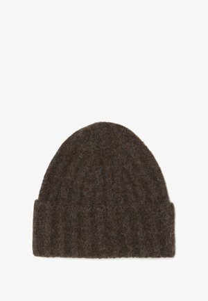 Bruine wollen gebreide beanie met een ribbeltextuur en een ronde bovenkant, voorzien van een opgevouwen rand onderaan voor extra warmte.