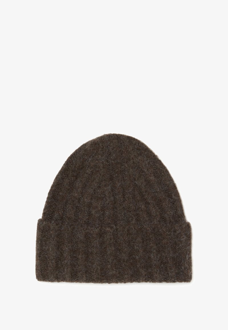 Berretto in maglia di lana marrone con una texture a costine e una parte superiore arrotondata, dotato di un risvolto nella parte inferiore per maggiore calore.