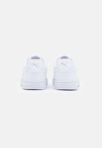 Weiße Sneakers mit einem Obermaterial aus glattem Leder und Mesh, runder Zehenpartie, gepolstertem Kragen und genoppter Gummisohle. Verfügt über ein silbernes Puma-Logo.