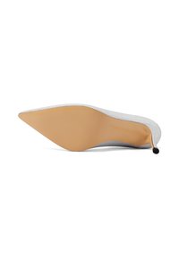Scarpa con tacco alto a punta, con tomaia in materiale texturizzato argento, suola beige e sottile tacco nero di accento. Design elegante con silhouette affusolata.