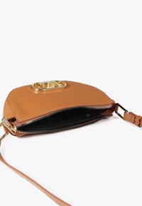 Borsa a tracolla in pelle color cuoio, con zip dorata e logo, parzialmente aperta per mostrare un interno nero e con una tracolla attaccata.