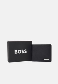 Portafoglio in pelle nera con finitura testurizzata, dotato di una placca con logo argento e confezionato in una scatola nera opaca etichettata "BOSS."