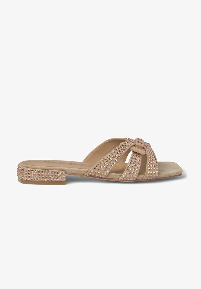 Sandale beige plate avec des brides croisées et de petits strass recouvrant les brides et le talon bas.