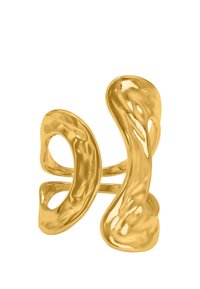 Gullfarget ring med et flytende, bølgete design og buede åpninger. Jevn tekstur med en polert overflate og en unik kunstnerisk form.