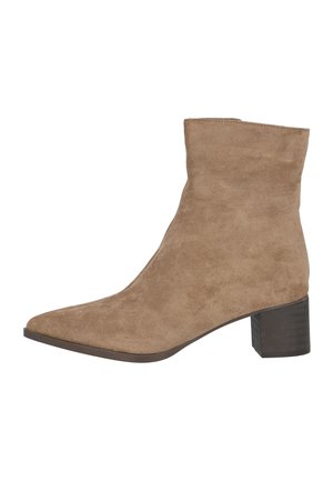 Botín de ante marrón con punta afilada, tacón acampanado y textura suave. Sutiles detalles de costura realzan el diseño.